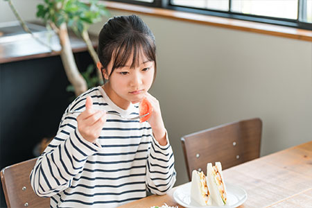 食事をする女の子
