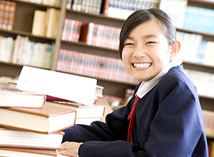 学校で本を読む学生