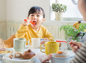 食事を楽しむ女の子