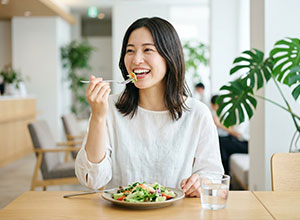 食事を楽しむ女性