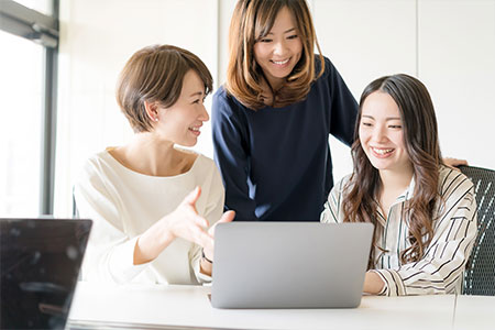 同僚と話す女性