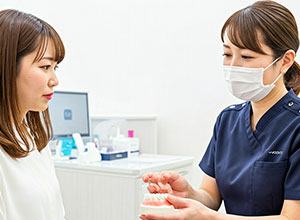 患者さんに説明する歯科医師