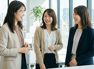 立ち話をする女性