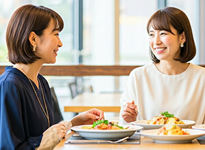 食事を楽しむ女性