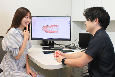 歯並びの相談を受ける歯科医師