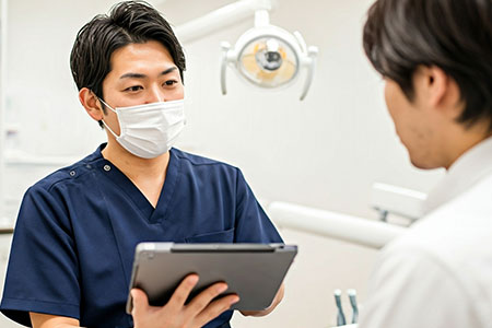 タブレットで説明する歯科医師