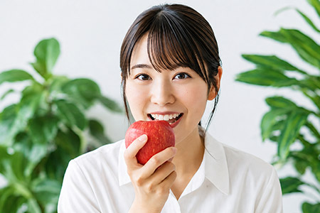 リンゴを齧る女性