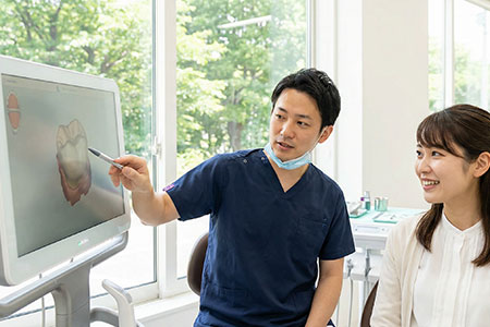 iTeroのシミュレーションを説明する歯科医師