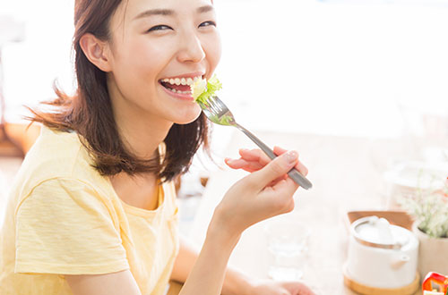 食事をする女性