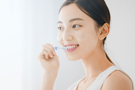 歯を磨く女性