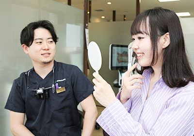 歯みがき指導を行う歯科医師