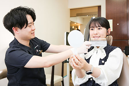 ホワイトニングの説明を行う歯科医師