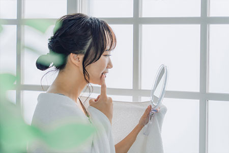 ホワイトニングを自宅で行う女性