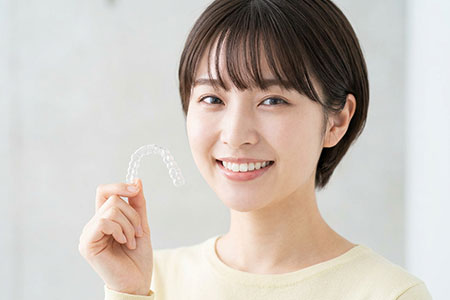 マウスピースを持っている女性