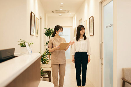 歯医者に通院する女性