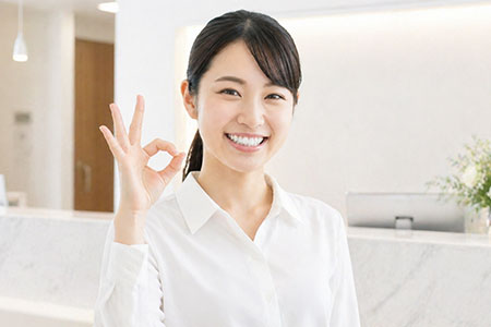 OKサインを出す女性